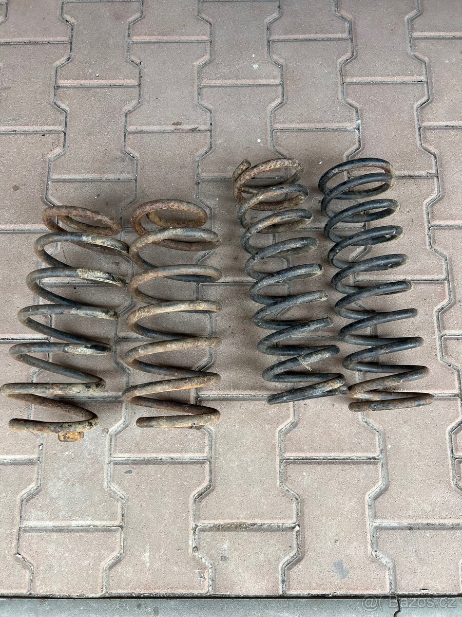 Přední a zadní pružiny jeep wj