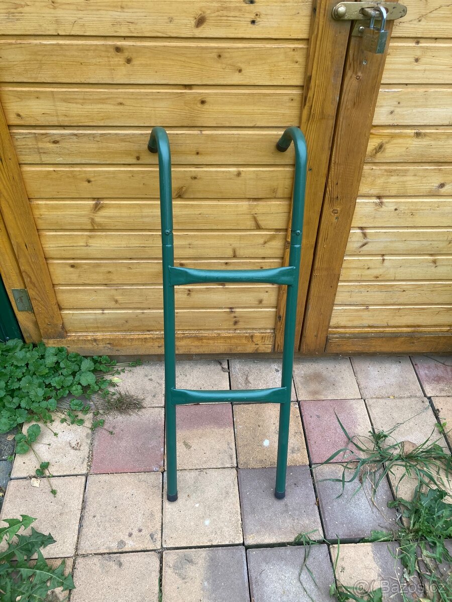 Schůdky k trampolíně
