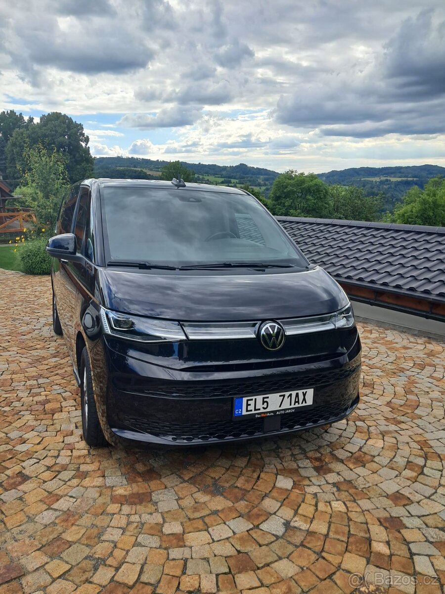 Multivan T7 Long PHEV v záruce, tažné, Matrix světla, kůže