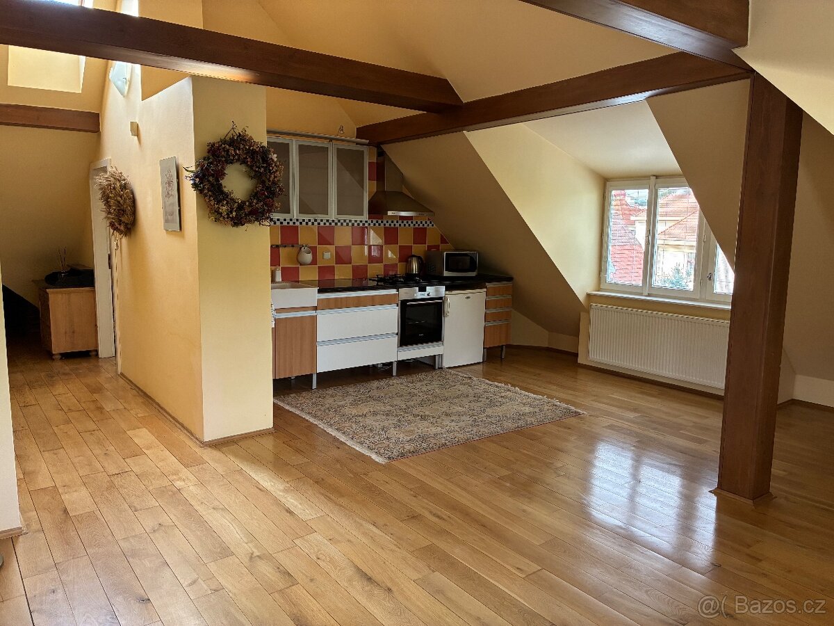 🏠 Pronajmu prostorný byt 2+kk, 97 m² s terasou 45 m² – Prah