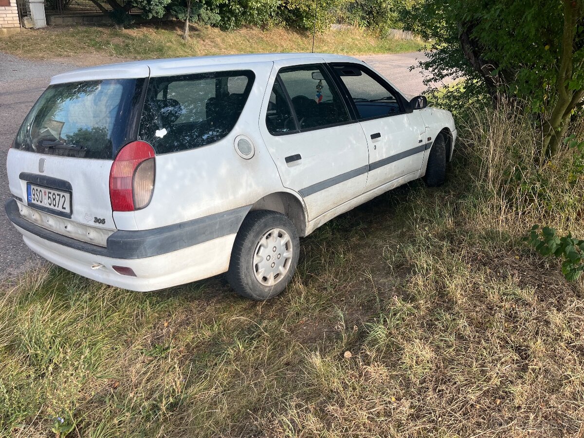 Prodám Peugeot 306 na náhradní díly