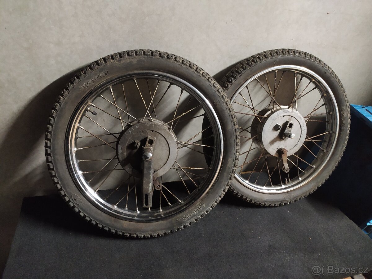 Původní kola včetně brzdových štítu ČZ