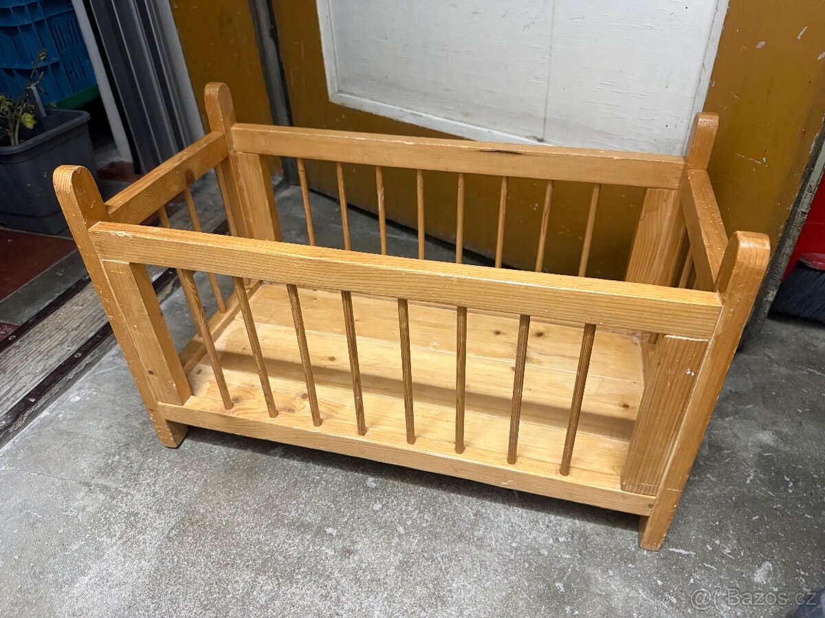 dřevěná postýlka pro panenky