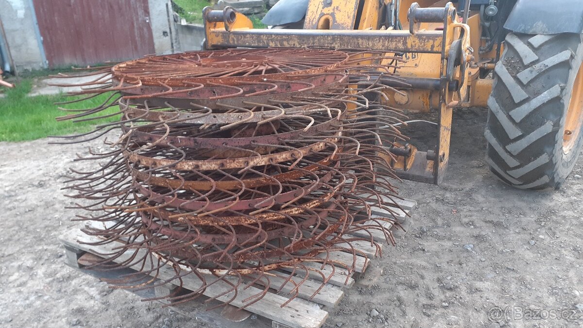 Paprskový obraceč a shrnovač,