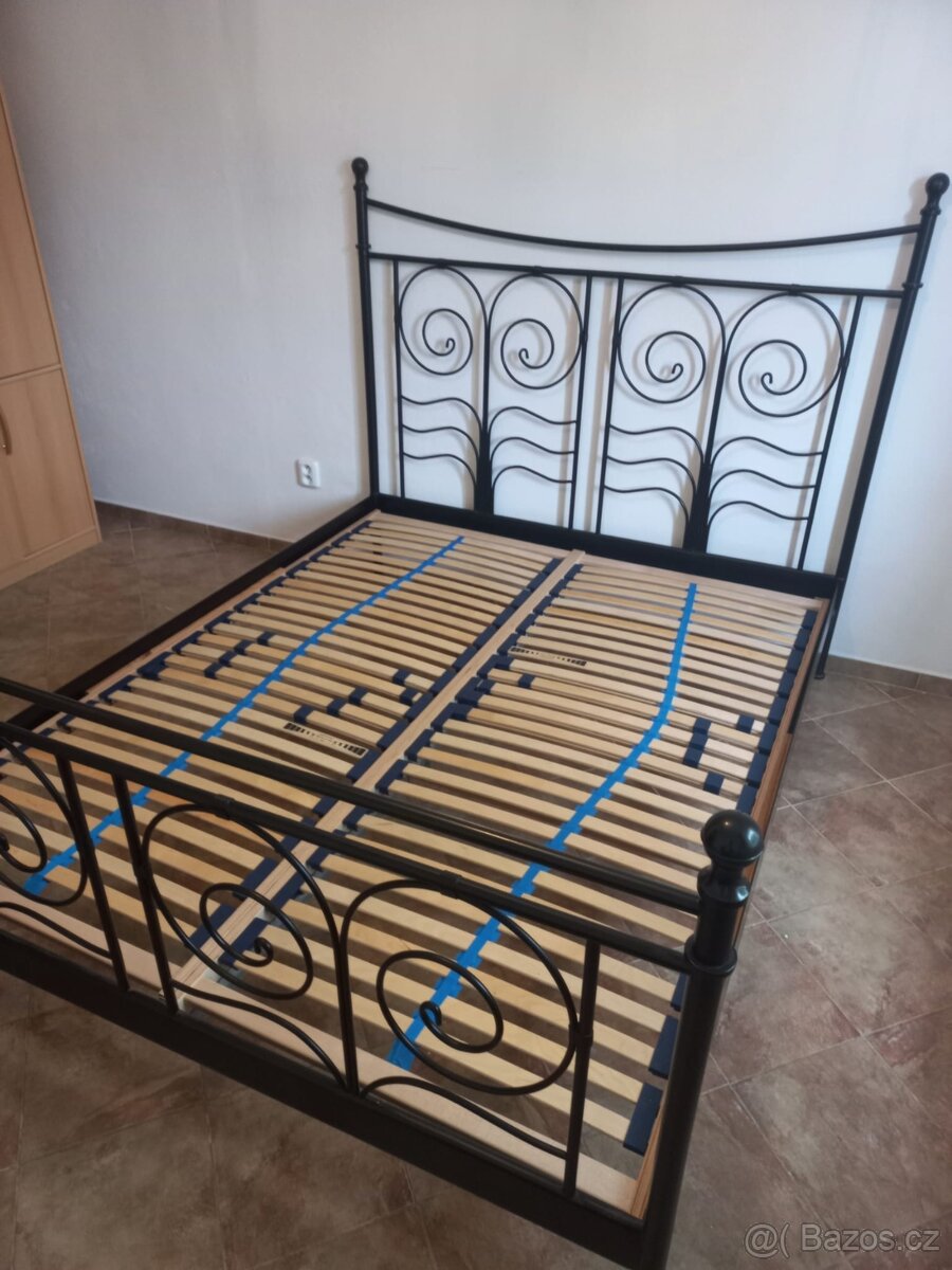 Kovová dvojlůžková postel (včetně roštů)