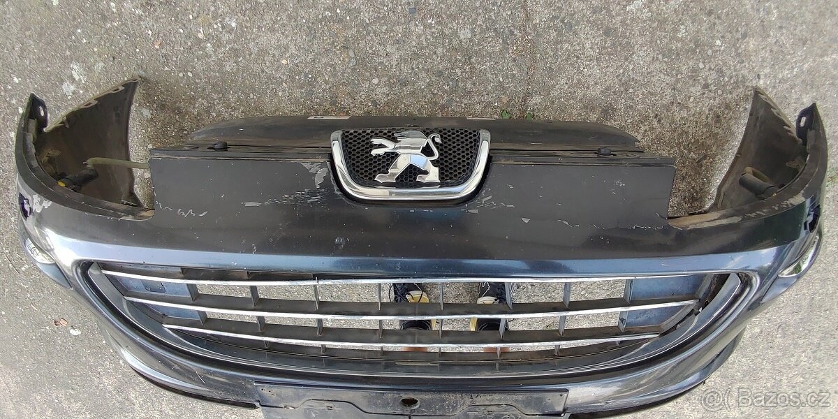 Peugeot 407 přední nárazník vč.mlhovek a znaku (bez mřížky)