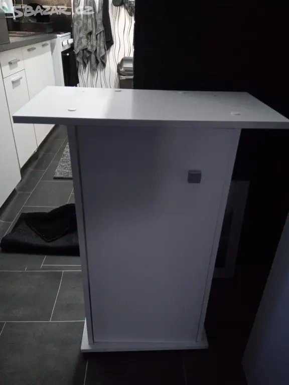 Bílý akvarijní stokek/skriňka