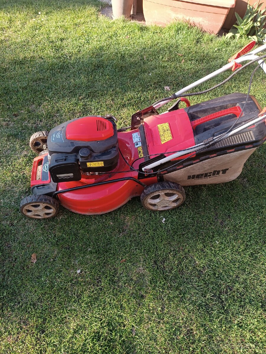 Sekačka HECHT SXE 554 s elektrickým startérem