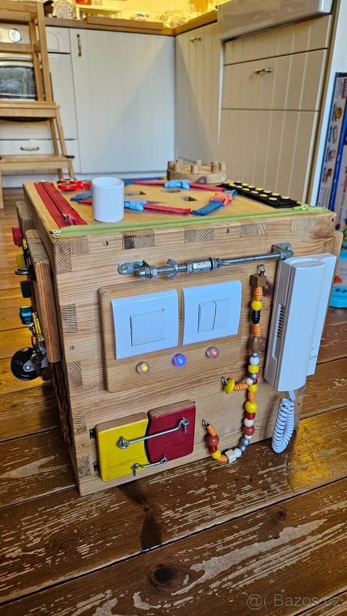 Activity board - Dřevěná bedna, Desky pro prcky