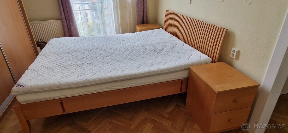 Manželská postel a noční stolky