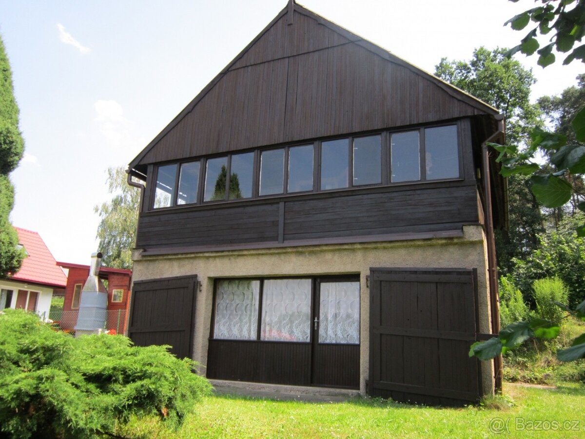 Chata v Podkrkonoší u lesa