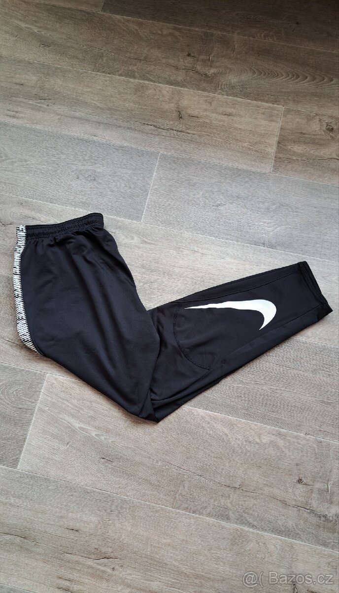 Krásné tepláky Nike