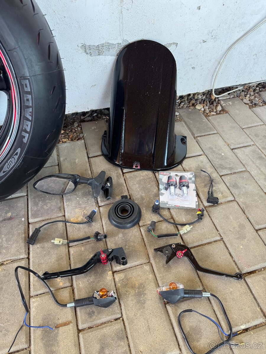 Díly na Yamaha R1,rok 00,