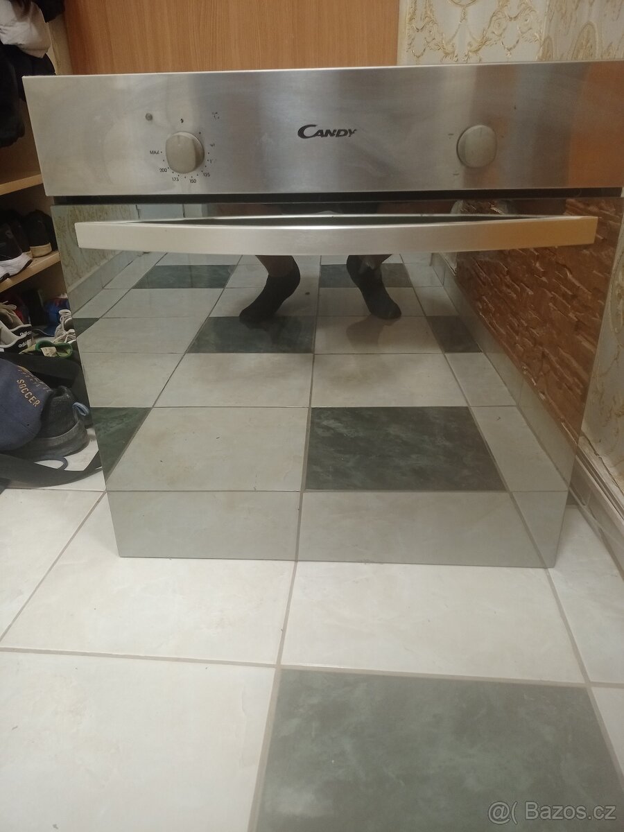 Vestavěna elektrická trouba