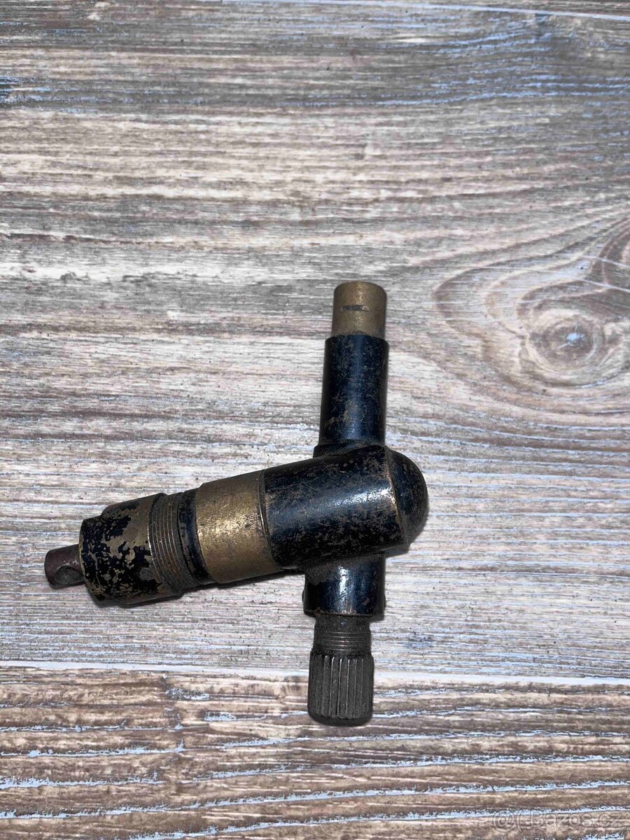 Morgan  -  šikmý převodník k tachometru na přední kolo.