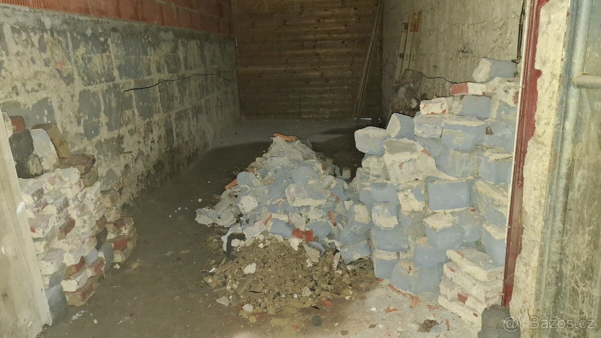 Kdo levně odveze stavební suť? OV garáže Nová ves