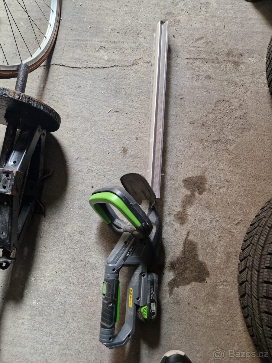 Prodám aku nůžky na živý plot +aku nabíječku