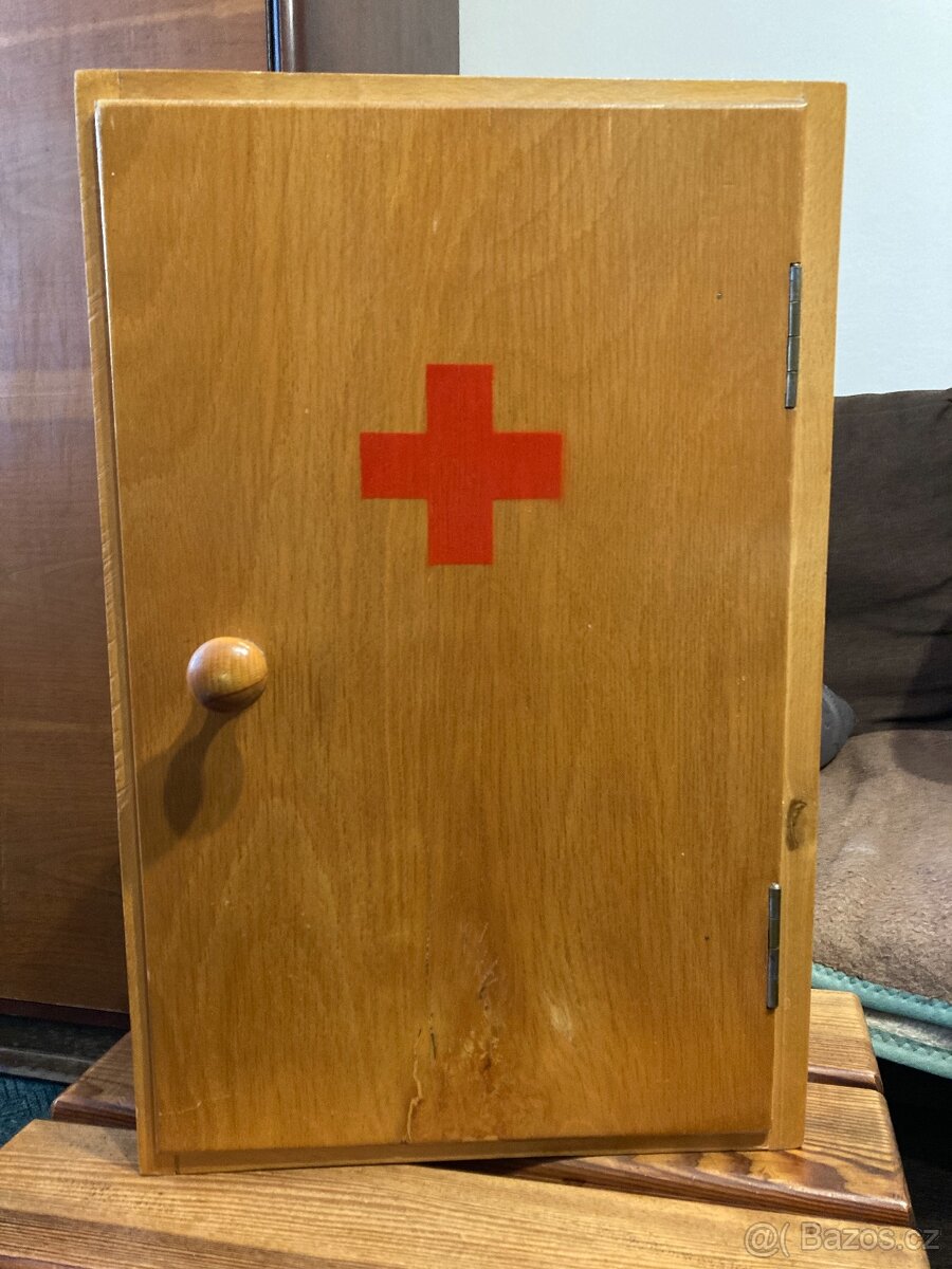 Domácí lékárna dřevěná