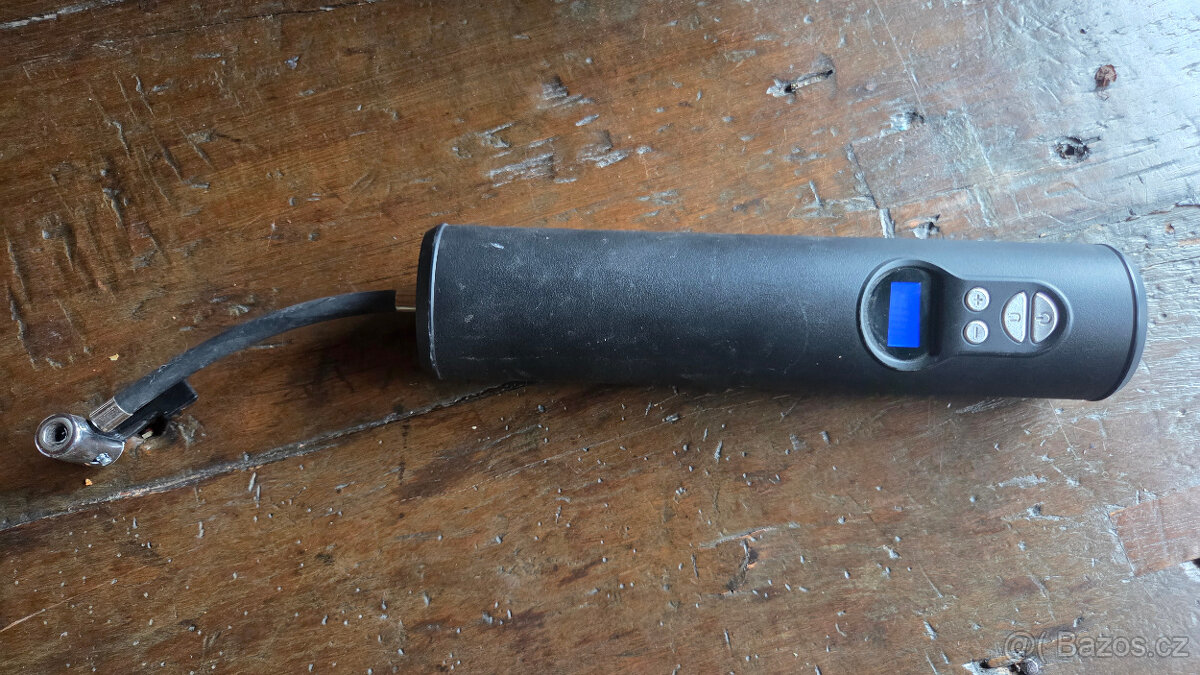 Přenosný aku kompresor na nafukování pneumatik