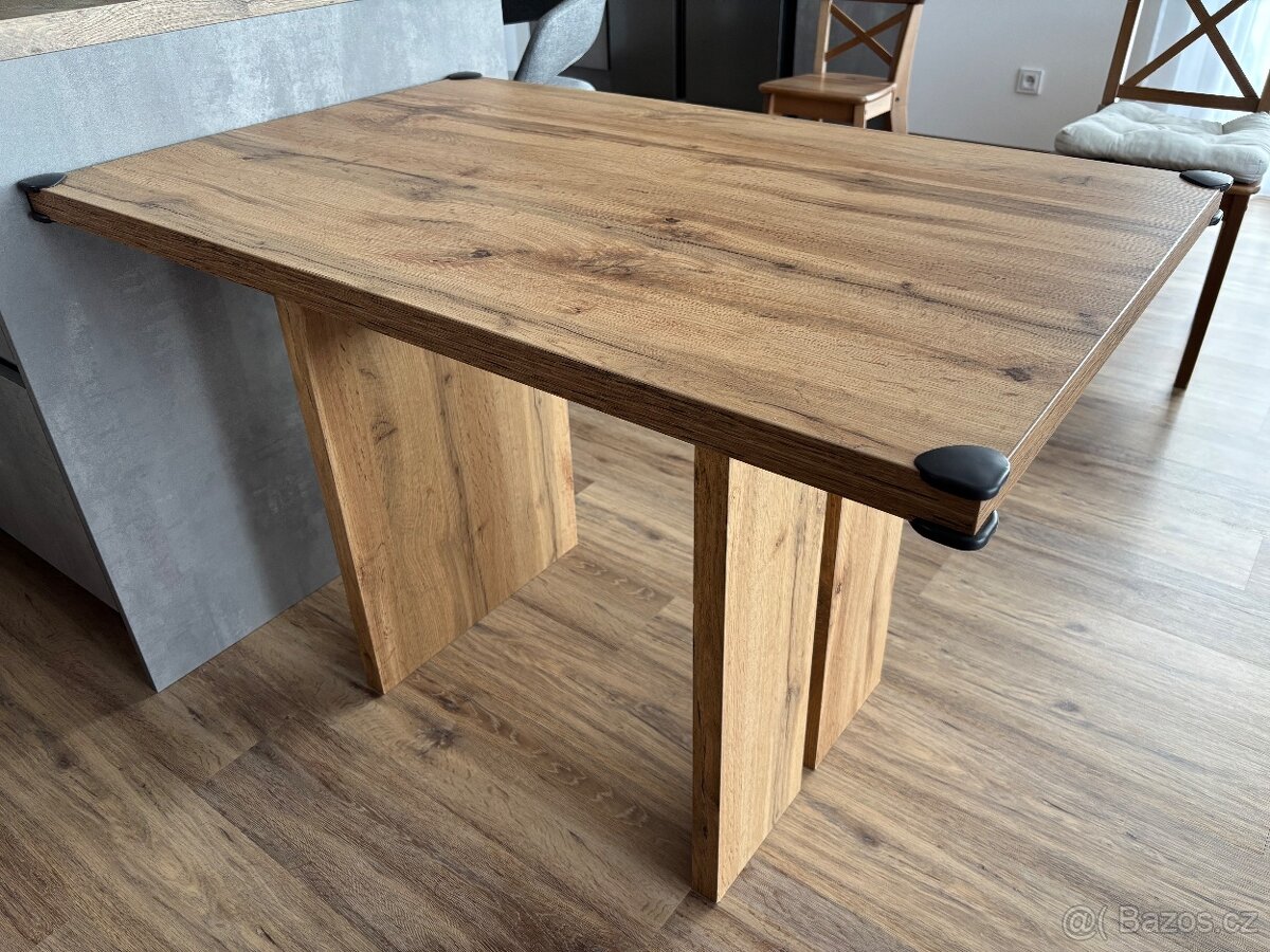 Jídelní stůl Sconto