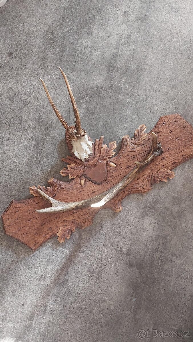 Srnčí vyřezávaný věšák