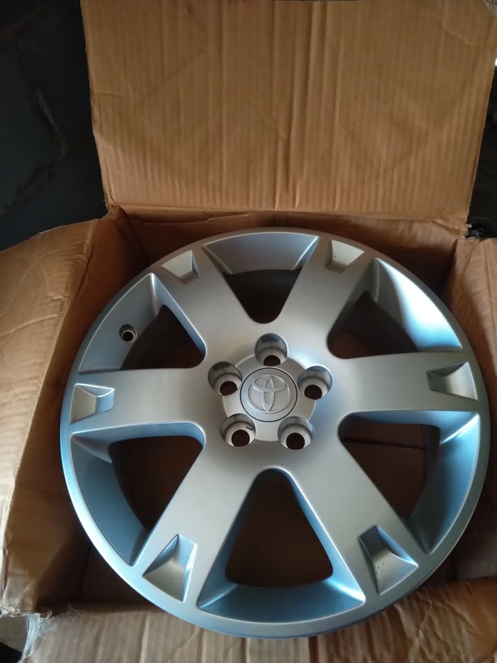 16" TOYOTA 3 ks originál.