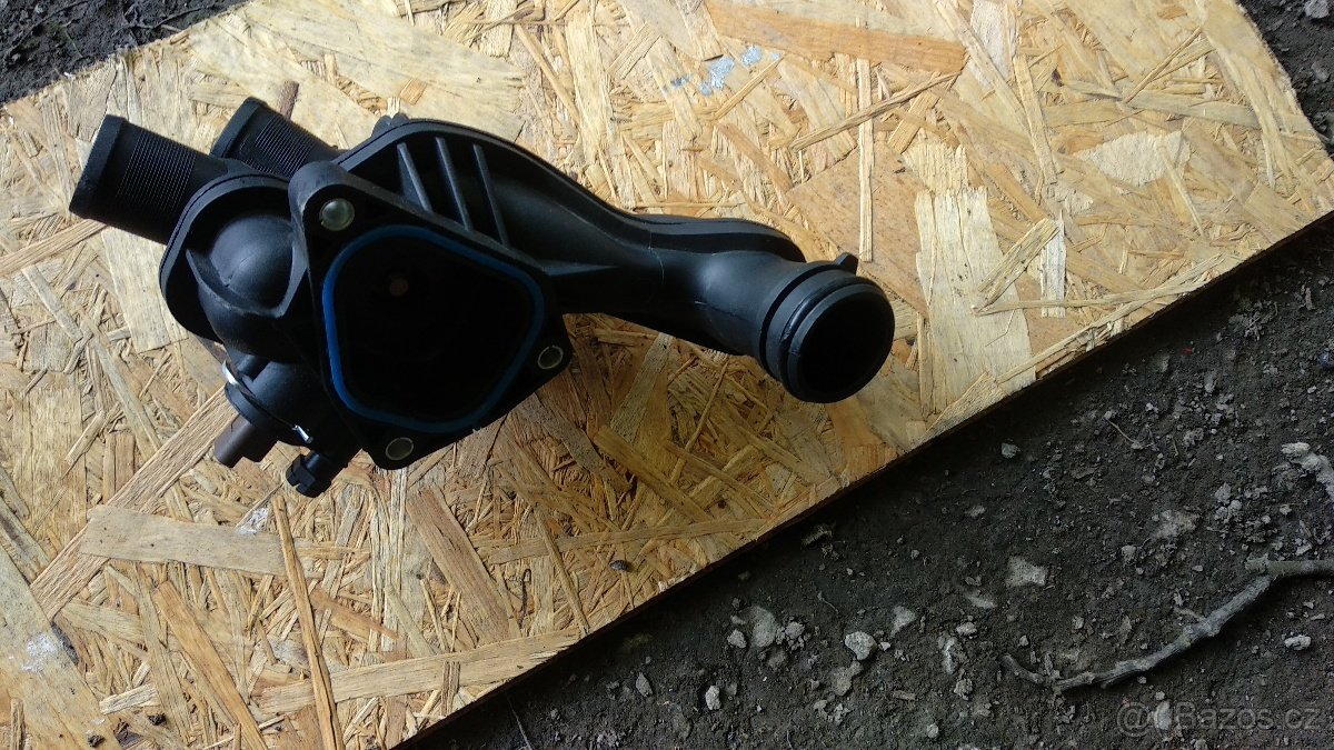 Skříň termostatů Peugeot 207