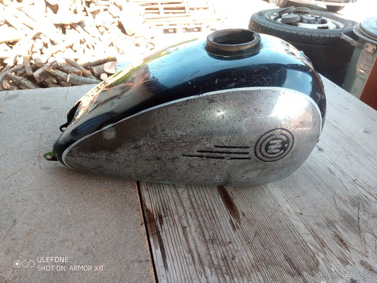 ČZ 150 C nádrž s pěkným chromem
