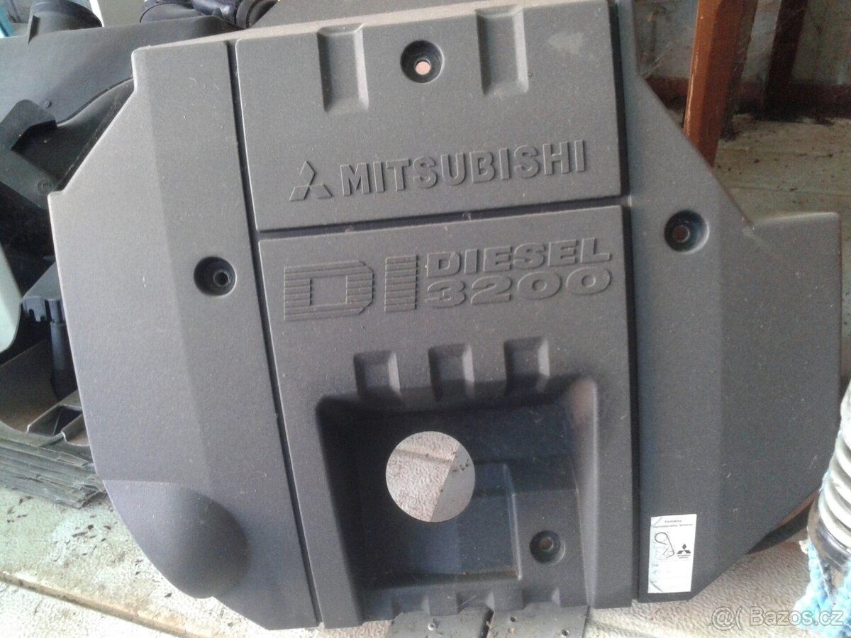 Mitsubishi Pajero 3,2DID kryt motoru