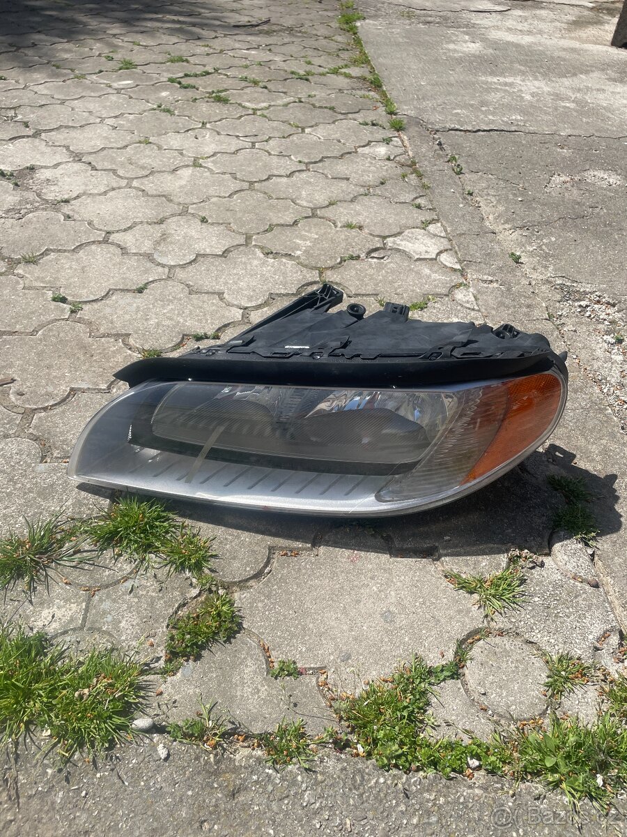 Predám originál ľavý predný svetlomet na VOLVO V70