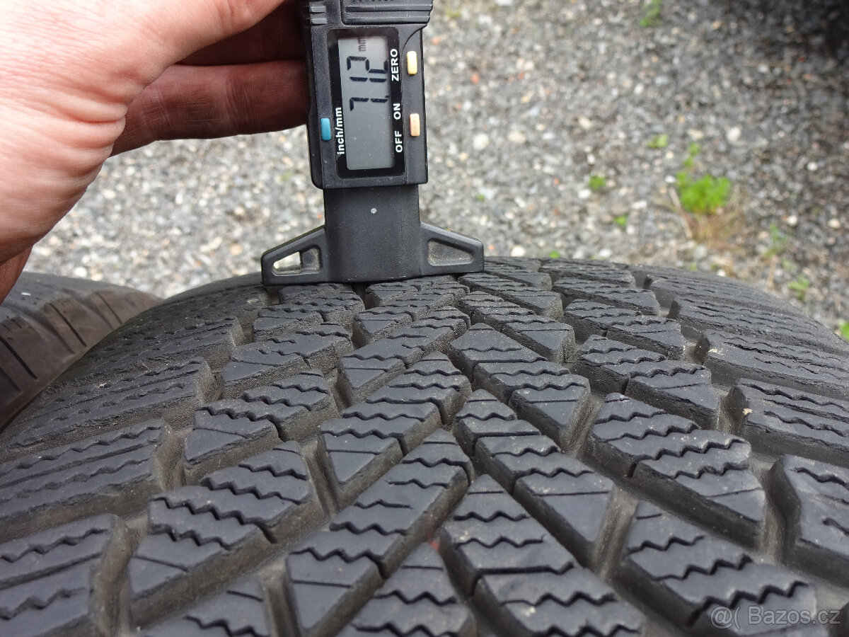 Zánovní zimní pneu Bridgestone 205/55/17 - mohu obout