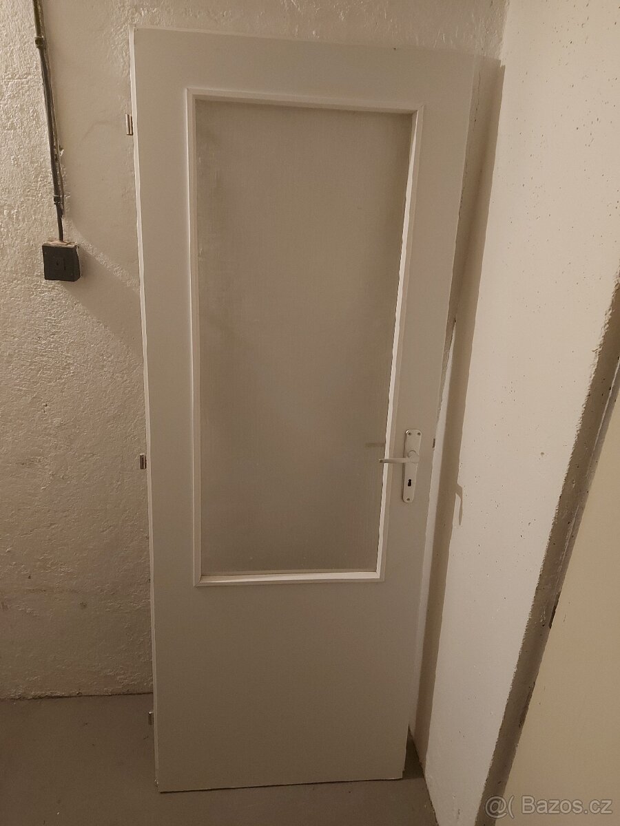 Interiérové bílé prosklené dveře