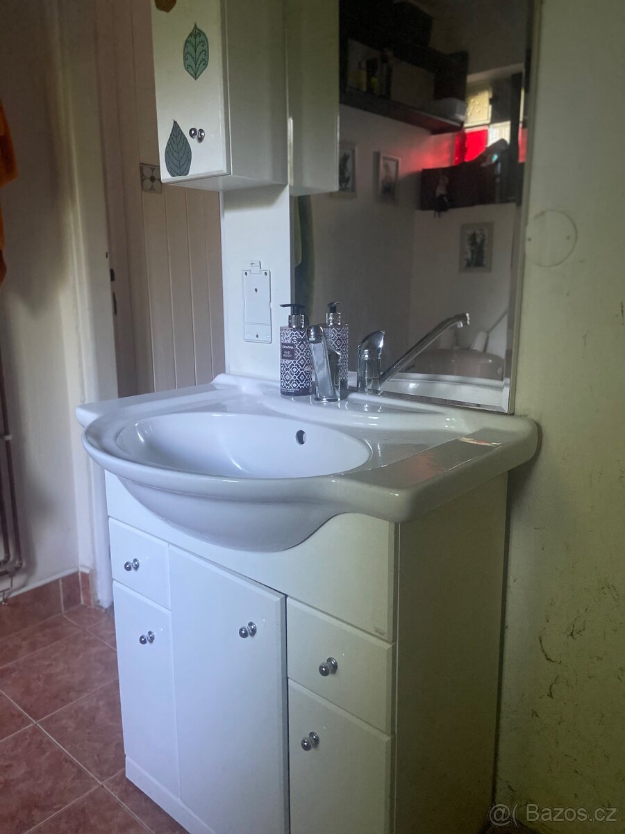 Koupelnová skříňka š 80 cm