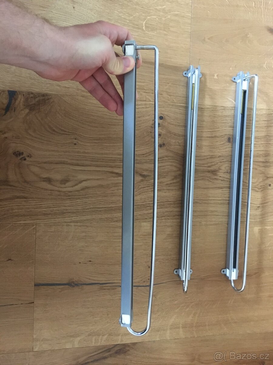 Výsuvný věšák z vestavné skříně