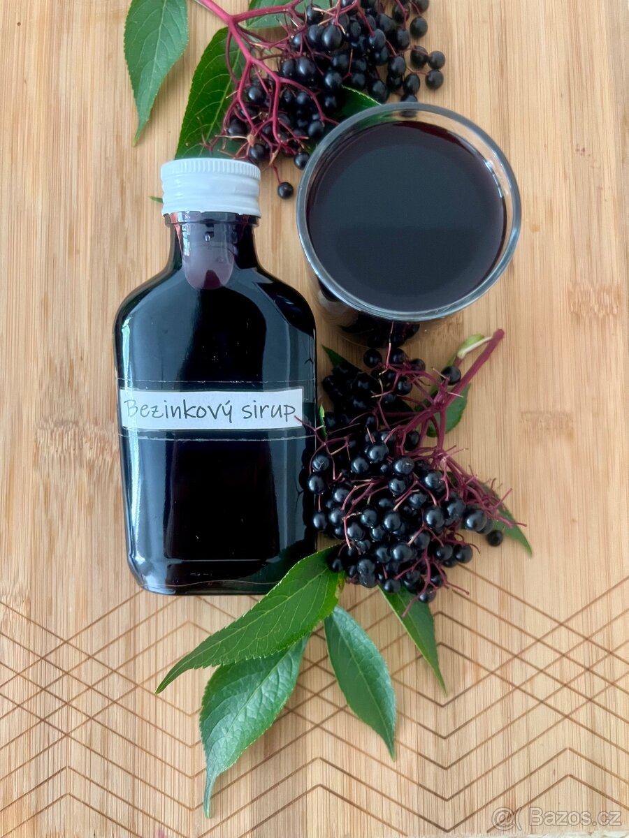Čerstvý domácí bezinkový sirup