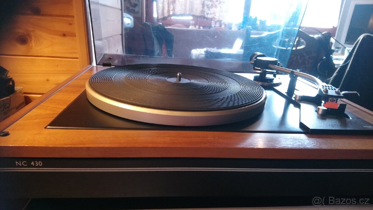 Gramofon TESLA NC 430