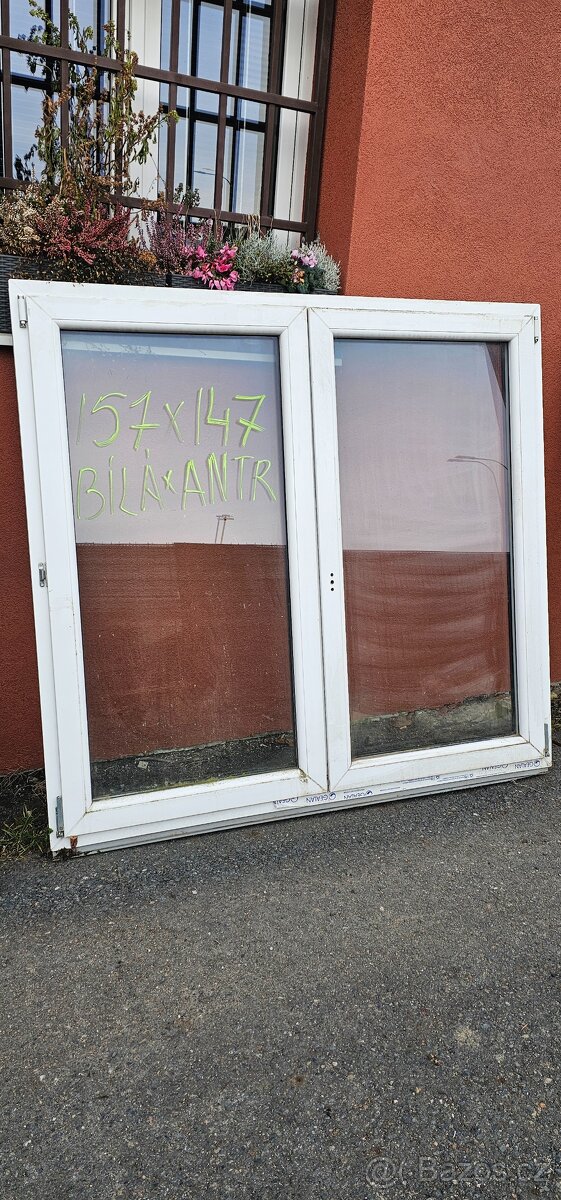 plastové okno, bílá-antracit, dvojsklo, nové, 106x148cm, 2ks