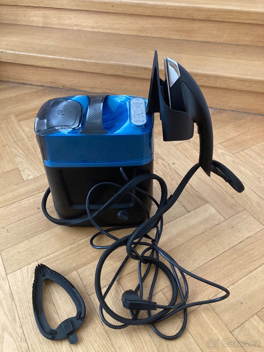 Napařovač oděvů Tefal Cube UR20XX