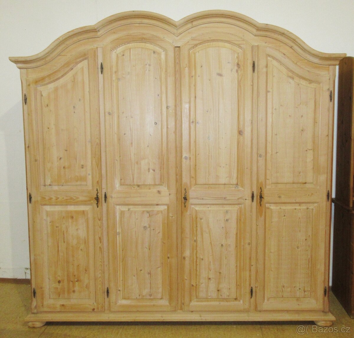 Šatní skříň z borovice - masiv - Výborný stav