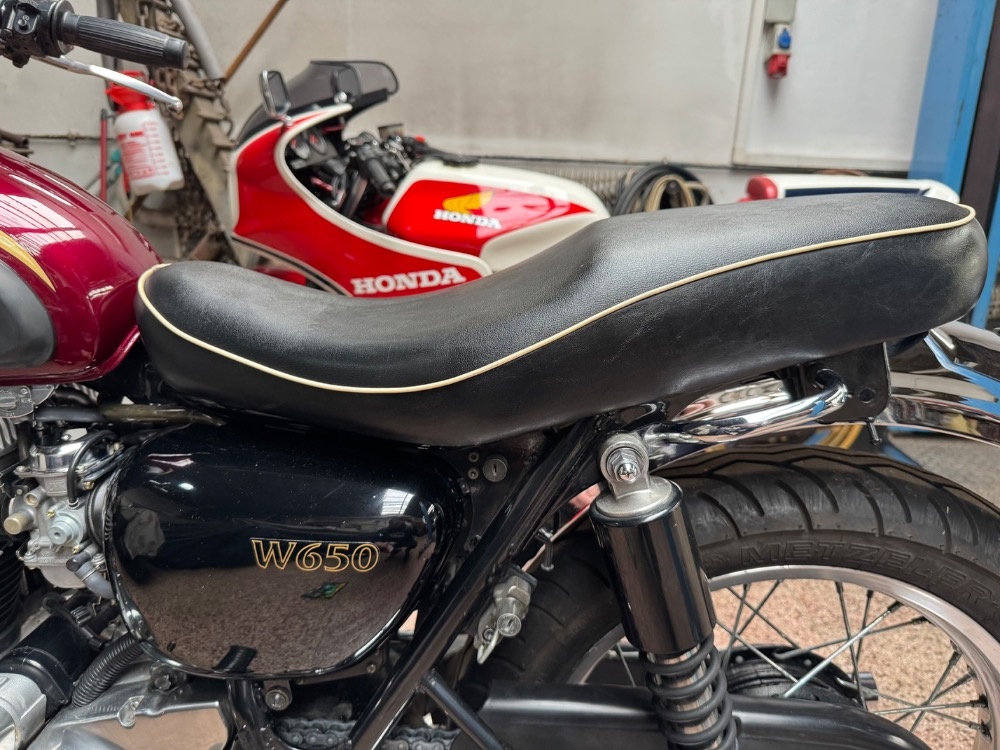 Kawasaki W 650 - sedlo