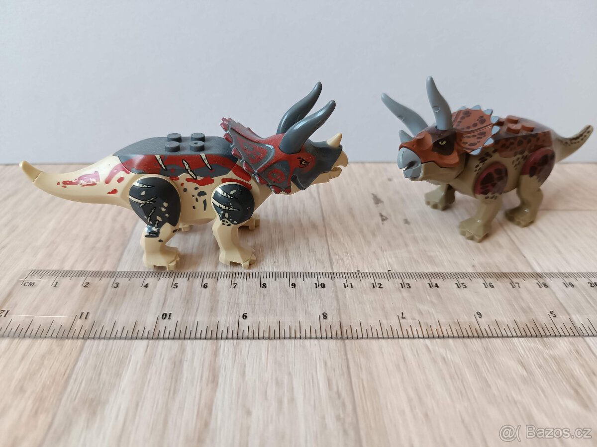 Dinosaurus 2 ks triceratops