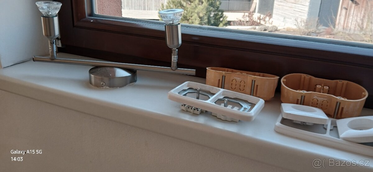 Bodové světlo a krabičky, vypínače