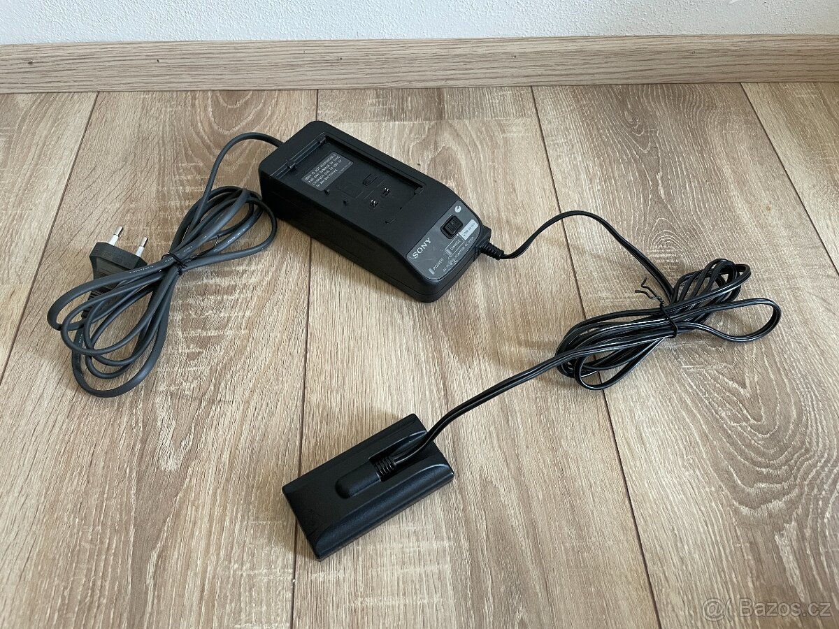 Nabíječka / zdroj Sony AC-V16A pro staré video baterie, kame