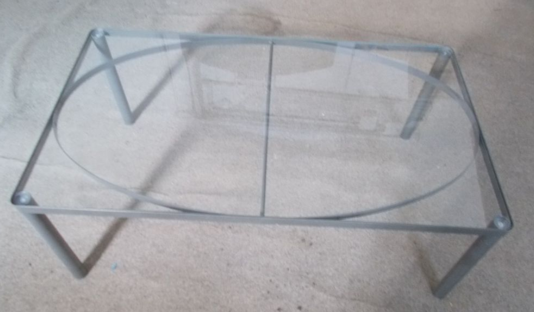 Kovový konferenční stolek se skleněnou deskou Ikea