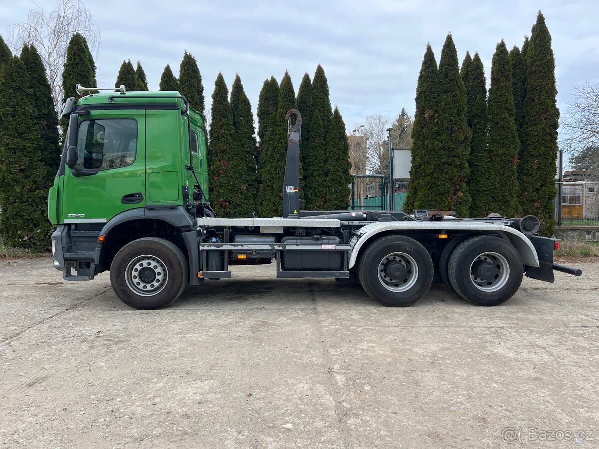 Hákový nosič kontejnerů Mercedes Benz Arocs 6x4 – 2016