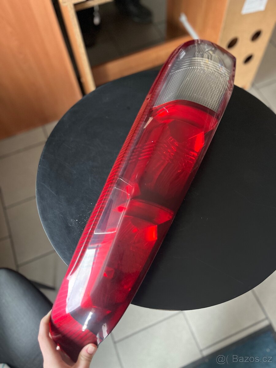 Pravé zadní světlo Nissan