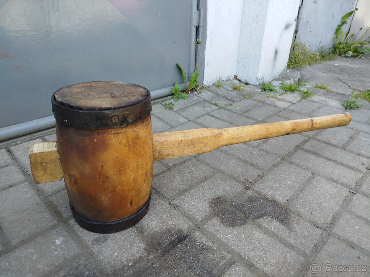 stará velká dřevěná palice