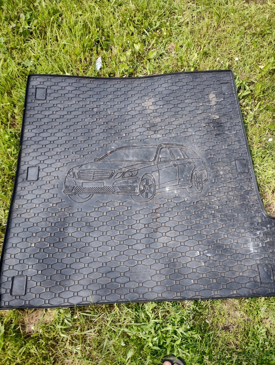 Prodám gumovou podložku do kufru Mercedes Benz