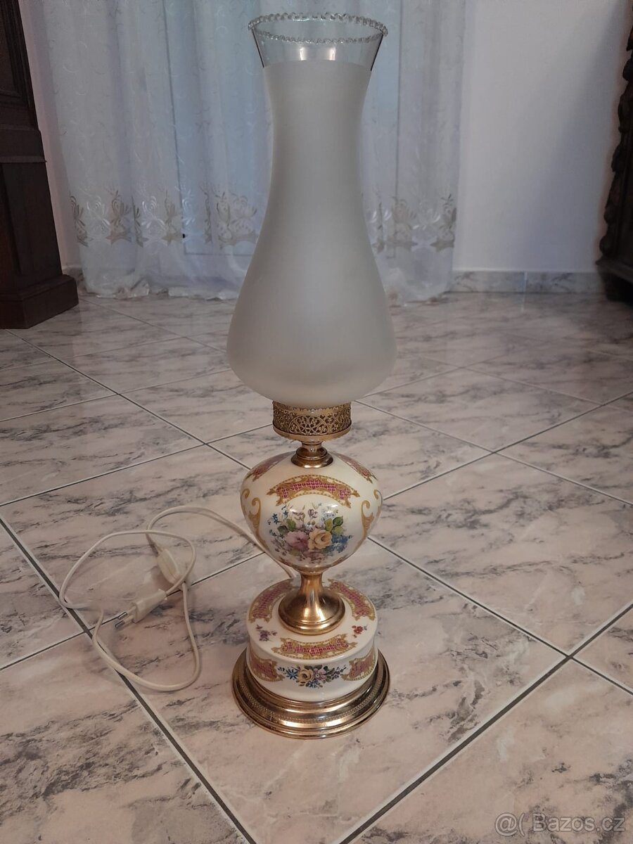 Stará lampička z porcelánu
