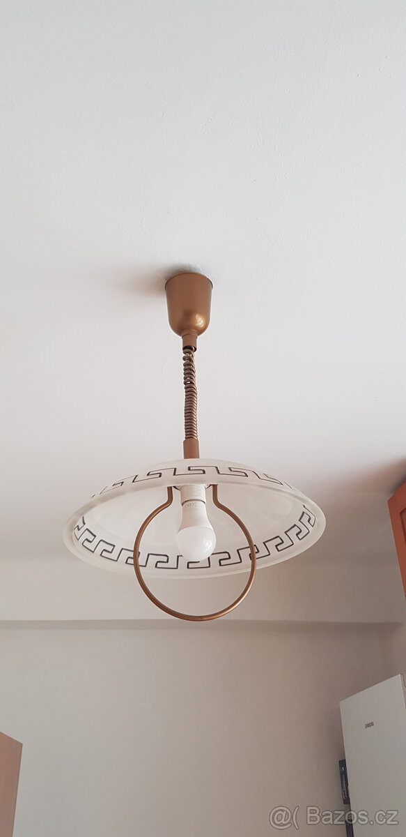 Stahovací, skleněný lustr do kuchyně